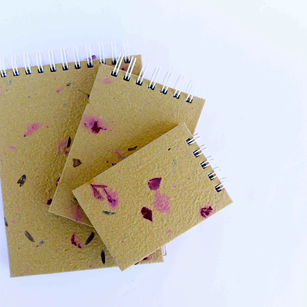 Kit com 3 blocos de notas artesanais sem pauta e com elementos.